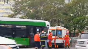 Accident grav în București: Ambulanță cu pacient, lovită de tramvai