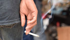 Torino interzice fumatul în aer liber la mai puțin de cinci metri de alte persoane