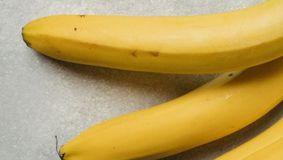 Restrictii in Consumul de Banane: Descoperiti Cand si Cum sa Mananci Acest Fruct bogat in Calorii pentru o Digestie Sanatoasa