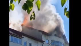 Incendiu de proporții la acoperișul unui bloc în Rădăuți, intervenție amplă a pompierilor