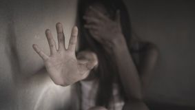 Arestare preventivă pentru o femeie acuzată de violarea repetată a fiicei sale de 13 ani