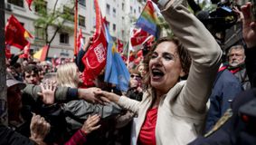 Mii de susținători ai premierului Pedro Sanchez protestează la Madrid împotriva posibilei demisii