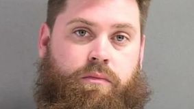 Bărbat din Florida arestat după un incident cu focuri de armă, cere să bea o bere în fața polițiștilor