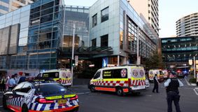 Centrul comercial din Sydney redeschide cu securitate sporită după atacul mortal