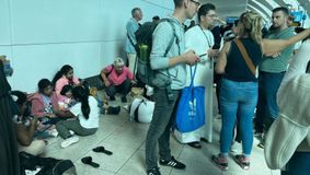 Turiști români blocați în aeroportul din Dubai din cauza inundațiilor