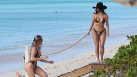 Senzație la malul mării! Khloe și Kim Kardashian au atras toate privirile cu formele lor rubensiene