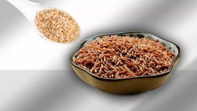 Care este diferența dintre orezul brun și cel integral. Care este mai bun