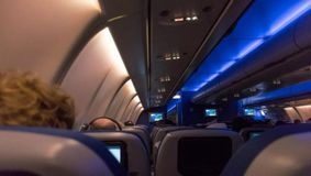 De ce luminile se sting în avion la decolare și aterizare, de fapt. Motivul te va surprinde