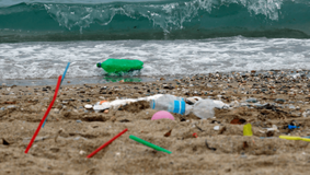 Cei mai mari poluatori cu plastic din lume, dezvăluiți de un studiu. Ce companii binecunoscute otrăvesc planeta
