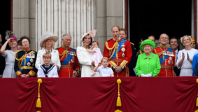 Detalii incredibile din viaţa familiei regale britanice: Regele Charles, considerat „neajutorat” de regretata Regină Elisabeta II. Nici tatăl său nu îl ierta