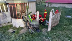 Accident mortal în județul Suceava! Un bărbat și-a pierdut viața și altul este în stare gravă, după ce s-au izbit violent cu motocicleta într-un gard