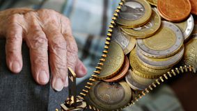 Se schimbă legea pensiilor începând cu luna octombrie 2024: Anumiți pensionari riscă să rămână fără pensii