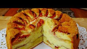 Descoperă rețeta perfectă pentru tortul de toamnă: Plăcintă cu mere și cremă de smântână &#8211; delicioasă și aromată!