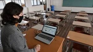 Vouchere profesori 2025. Cine va primi 800 de lei în plus la salariu şi în ce condiţii