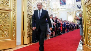 De ce Putin ține brațul drept aproape nemișcat. Ce nu vrea Kremlinul să recunoască: Mersul ciudat și agresivitatea președintelui rus, descifrate de un fost ministru britanic: „Uitați-vă la fața lui”