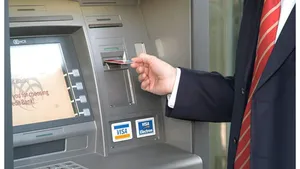 Lovitură dură pentru toți românii care au card. Băncile au băgat comisioane la propriile bancomate. Ce taxă percep Raiffeisen și ING