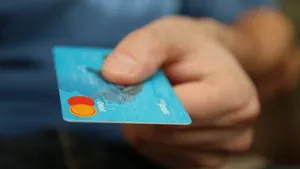 O nouă escrocherie face ravagii. Românii riscă să rămână fără bani în cont, iar băncile pot refuza să ramburseze păgubiții