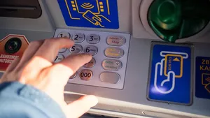 Care români vor primi 292 de lei pe 8 mai 2025. Banii intră direct pe card sau ajung prin poştă