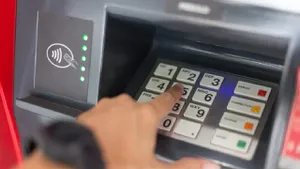 Era retragerilor de la bancomat devine istorie. Cum faci rost de numerar dacă îți ții economiile pe card