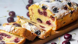 Rețetă de chec grecesc cu cireșe. Cea mai delicioasă prăjitură a verii se prepară foarte ușor. Te lingi pe degete la cât este de gustoasă