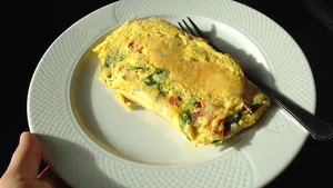 Ce să pui în omletă ca să iasă pufoasă și gustoasă. Ingredientul banal pe care bucătarii îl adaugă în tigaie