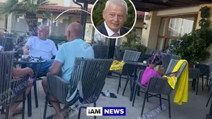 Sorin Oprescu, fotografiat relaxat la masă cu prietenii, pe terasa unui hotel din Grecia deși în România este condamnat la 10 ani și 8 luni de închisoare