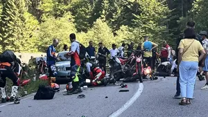 VIDEO Tragedie pe Transalpina: Doi motociclişti au murit pe loc. Accident grav şi pe Transfăgărăşan, motociclist intubat luat cu elicopterul SMURD