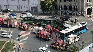 Accident între un tramvai și un autobuz STB în București. 11 persoane au nevoie de îngrijiri medicale