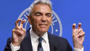 Fiul şi nora Angelei Burlacu, angajata ANAF mituită de Dragoş Anastasiu, lucrează sau au lucrat tot în poziţii de control, la ANAF şi Curtea de Conturi. Dragoş Burlacu, condamnat şi el în dosarul mamei sale, scăpat de prescripţie