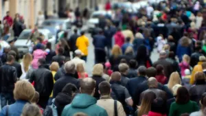 Primul SONDAJ după măsurile de austeritate anunțate de Ilie Bolojan. 44% dintre români o duc mai rău decât în 2024