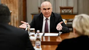 Răsturnare de situaţie anunţată de Bolojan: Cumulul pensiei cu salariul va fi interzis, măsura a fost doar amânată