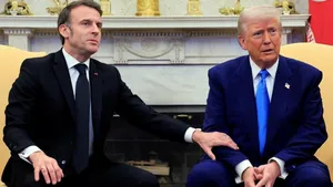 O remarcă șoptită de Trump lui Macron, surprinsă de un microfon deschis. Președintele american i-a dezvăluit liderului francez planul lui Putin: „Oricât de nebunesc ar suna, Putin vrea să facă o înțelegere cu mine”