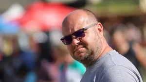 Celebrul propagandist „suveranist” BobbyD a primit 26.000 de euro de la CNI, în timp ce atacă statul român şi propagă mesajele Kremlinului. Bloggerul este fost angajat la stat, iar soţia este încă bugetară