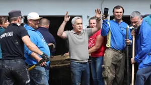 Călin Georgescu dă la lopată cot la cot cu sinistrații din Broșteni: „Veniți toți să îi ajutăm pe frații noștri de pe Valea Bistriței” FOTO