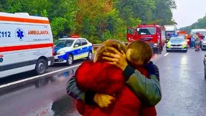 EXCLUSIV Cine sunt tinerii care s-au aruncat îmbrățișați în fața TIR-ului, pe A1. Detaliul care aruncă în aer ancheta: aveau 14 și 19 ani și se iubeau. Ultimele cuvinte spuse de Giorgiana tatălui său