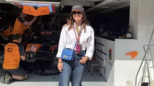 Alături de cine a fost surprinsă Simona Halep la cursa de Formula 1 de la Budapesta. A mers cu avion privat şi a afişat o geantă Hermes de 11.000 de euro