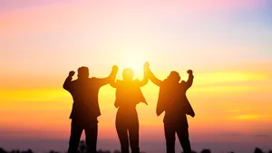 Zodiile care dau lovitura NOROCOASĂ din 24 septembrie 2025. Ce le aduce legătura astrală dintre Soarele în Balanță și transformatorul PLUTO!
