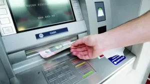 Ce bănci din România au cel mai mare comision când retragi bani de la bancomat. Instituțiile bancare cu taxele cele mai ridicate pentru operațiuni uzuale