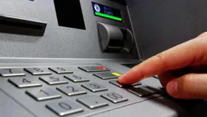 O bancă importantă anunță că își suspendă serviciile. Clienții mai pot retrage bani doar până pe 9 octombrie