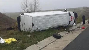 Grav accident auto în Alba. O persoană a decedat după ce un microbuz s-a răsturnat pe A1 VIDEO