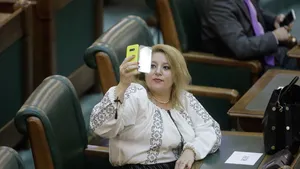Poliția Capitalei, verificări în cazul Dianei Șoșoacă și al altor parlamentari care au mers în Parlament fără mască
