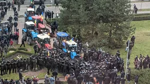 Proteste violente în Republica Moldova. Fermierii au încercat să intre cu tractoarele în Parlament