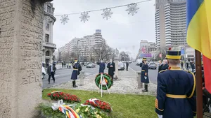 Klaus Iohannis a depus o coroană de flori în memoria victimelor Revoluţiei. Incident în Piaţa Universităţii