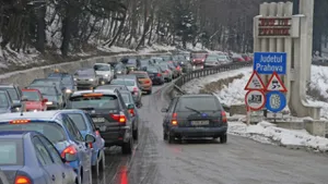 Aglomeraţie pe drumul spre munte. Se circulă în coloană la Comarnic