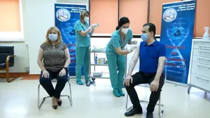 Ludovic Orban și Anca Dragu s-au vaccinat anti-Covid în fața tuturor românilor la Spitalul Militar VIDEO