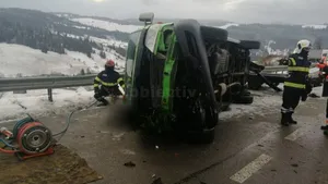 Un microbuz cu opt pasageri s-a răsturnat în Suceava. Două persoane au murit
