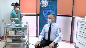 Sorin Cîmpeanu, Ministrul Educaţiei, s-a prezentat la vaccinare cu o cămaşă specială care aduce aminte de matricolele cu arici