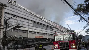 Incendiu violent la spital. 350 de pacienţi au fost transferaţi de urgenţă VIDEO