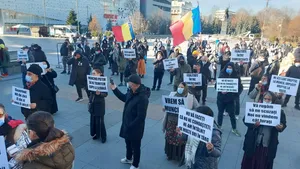 Romii din Craiova, protest în faţa Prefecturii: 