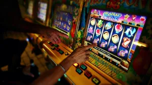 Un tânăr a distrus o sală de jocuri de noroc, supărat că prietenul său a pierdut banii la păcănele